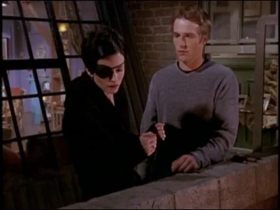 Qui Monica invite-t-elle à Thanksgiving lors de la saison 4 avant d'échanger un baiser avec lui ?