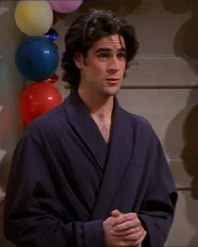 Lorsqu'elle célèbre son 30e anniversaire, avec qui Rachel est-elle en couple ?