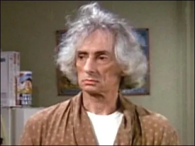 Au cours de la saison 1, Monica et Rachel ont un voisin désagréable. Quel est son nom ?