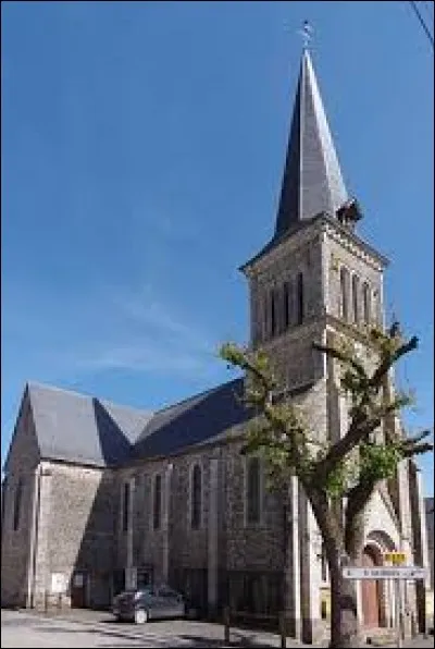 Nous terminons cette balade devant l'église Saint-Médard de Saint-Mars-du-Désert. Nous sommes dans les Pays-de-la-Loire, dans le département ...