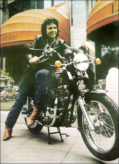 Pouvez-vous identifier ce chanteur sur sa Triumph Bonneville T 140 ?
