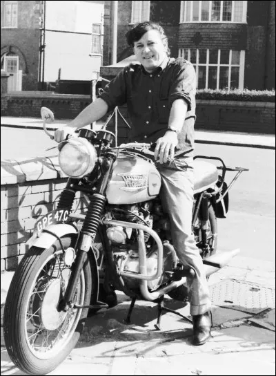 Qui est ce chanteur guitariste des 60's sur sa Triumph ?