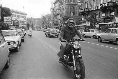 Qui est ce chanteur et sur quelle moto ?