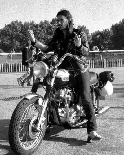 Qui est ce chanteur bassiste d'un groupe de heavy metal bien connu sur sa Triumph Bonneville ?