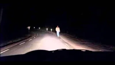Silhouette fantomatique issue d'une légende urbaine, fréquentant le bas-coté des route dans le but d'accidenter les conducteurs nocturnes, qui suis-je ?