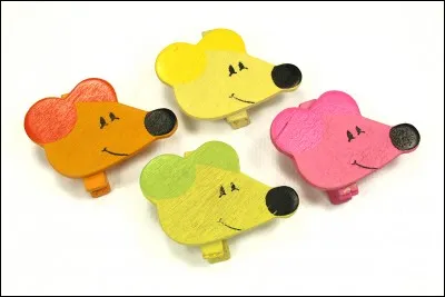 Quelle est la couleur de la souris qui courait dans l'herbe dans une célèbre chanson enfantine ?