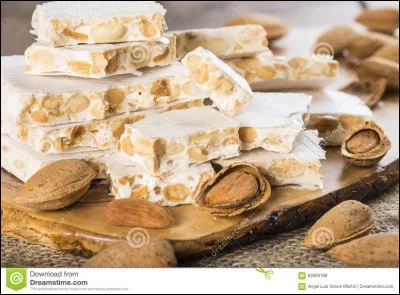 Quel type de nougat venu de Jijona et d'Alicante est traditionnellement dégusté pour Noël en Espagne ?