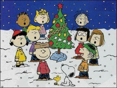 Les amis de Charlie Brown se sont réunis pour chanter : voyons voir qui je vais oublier ? Je vois Lucie, Marcie, Frieda, Marche, Linus, Franklin, PigPen, Snoopy et Woodstock.
Celle que j'ai oublié, elle a des taches de rousseur, des ''freckles'' et elle prend Snoopy pour un petit garçon.
