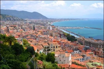 Cette ville italienne, situ&eacute;e en bordure d'un golfe de la mer Tyrrh&eacute;nienne, en Campanie, c'est :