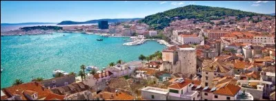 Cette ville croate, deuxi&egrave;me ville du pays, situ&eacute;e sur la c&ocirc;te dalmate, c'est :