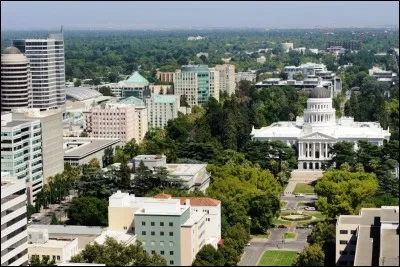 Cette ville am&eacute;ricaine, capitale de l'Etat de Californie, c'est