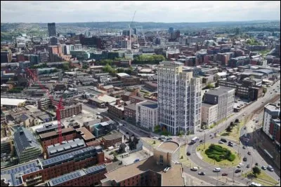 Cette grande ville anglaise du Yorkshire du Sud, longtemps ville de l'acier, c'est :