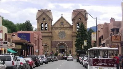 Cette ville des Etats-Unis, fond&eacute;e par les Espagnols en 1607, capitale de l'Etat du Nouveau Mexique, c'est :