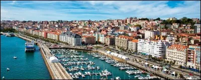 Cette ville espagnole situ&eacute;e sur la c&ocirc;te Cantabrique, dans le nord du pays, c'est :