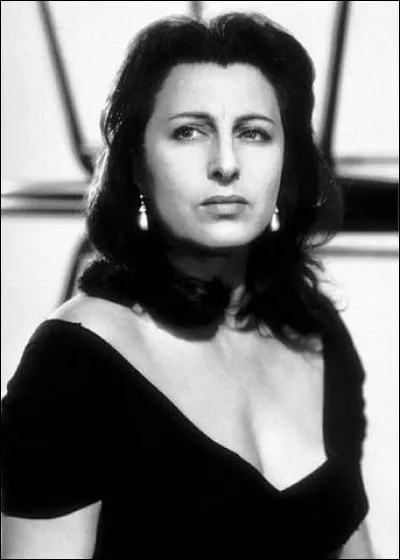 Elle a connu une enfance misérable et débute au cinéma à 20 ans en 1927 puis connaît la consécration avec "Rome ville ouverte" en 1945. Elle est ensuite la première italienne à recevoir, en 1956, un Oscar à Hollywood. Quelle est cette actrice ?