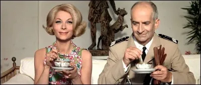 Que se passe-t-il les premires fois que le gendarme Louis et la Colonelle Jospha se touchent les mains dans 'Le gendarme se marie' ?