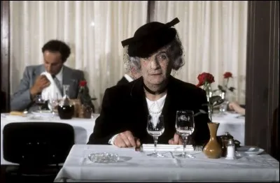 Quel est ce film dans lequel il s'habille en vieille dame à voilette pour aller déjeuner ?