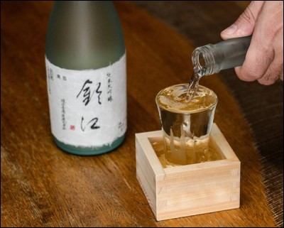 Quel pays est connu pour fabriquer un alcool à base de riz appelé "saké" ?