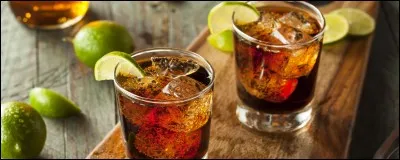 Si vous êtes à la Barbade, savourez un punch planteur à base de citron vert, de sucre, d'eau gazeuse et de quel alcool ?