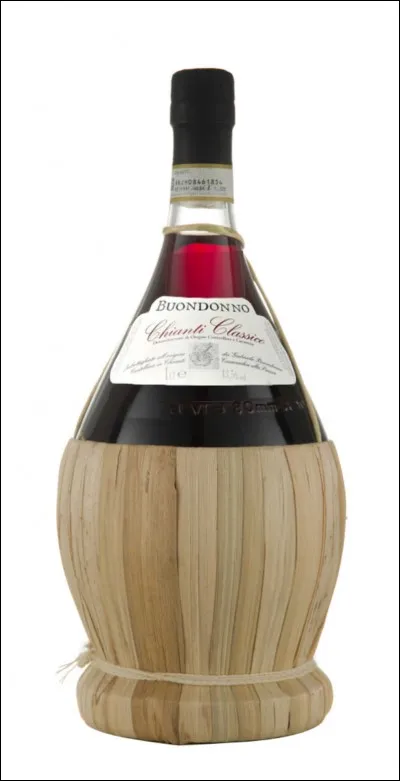 Quel est le nom de la bouteille de vin italienne typique avec un petit panier tissé en paille autour de la base ?