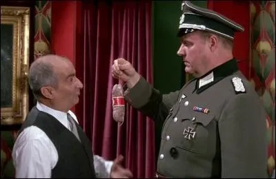 Que cache Stanislas Lefort - De Funs, dans le premier tiroir de sa commode dans sa loge, tiroir que va ouvrir le Major allemand Achbach ?