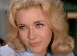 Quel subterfuge grossier Bourvil-Augustin essaie-t-il, lors de la nuit  l'htel, pour sduire Marie Dubois-Juliette, et entrer dans sa chambre ?