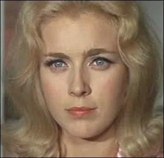 Quel signe Marie Dubois, la fille du guignol comme dit De Funès, écrit-elle en guise d'au revoir à Alan Cunningham, arrêté, sur la buée de la vitre du train ?