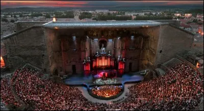 Dans quelle ville se déroule le festival annuel de musique des Chorégies ?
