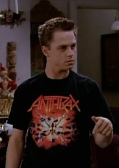 Dans l'épisode 18 de la saison 3, Franck Jr. présente sa nouvelle compagne à sa sur. Quelle est sa particularité ?