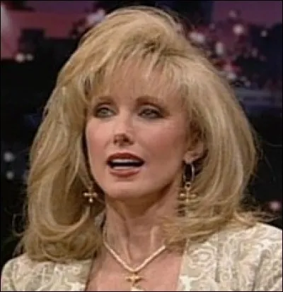 Au cours d'un dîner avec la bande, la mère de Chandler, Nora, échange un baiser avec un homme. Lequel ?