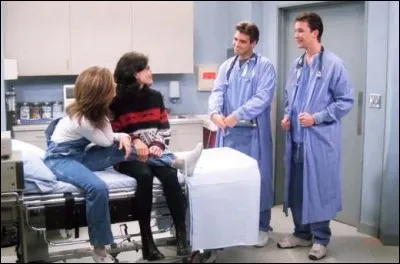 Au cours de la saison, Rachel est blessée à la cheville. Comment a-t-elle fait ?