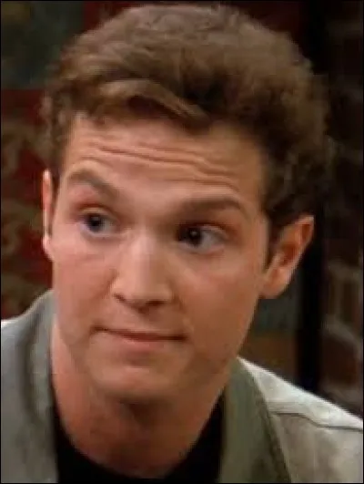 À la fin de la saison, Monica sort avec un jeune homme nommé Ethan. Quelle est sa particularité ?