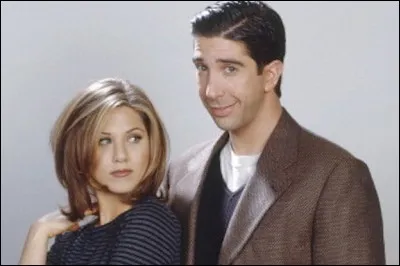 À l'occasion de son anniversaire, Ross offre un cadeau à Rachel. Lequel ?