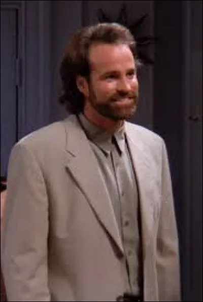 Dans l'épisode 3, la bande fait la connaissance d'Alan. De qui est-il le petit-ami ?