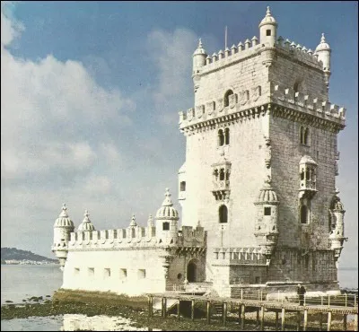 Construite de 1515 à 1520 par Francisco de Arruda, dans quelle ville ibérique peut-on voir ce bâtiment ?