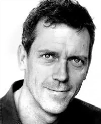 Lorsque Rachel prend l'avion pour Londres, le passager à côté d'elle n'est pas un inconnu. Dans quelle série joue-t-il ?