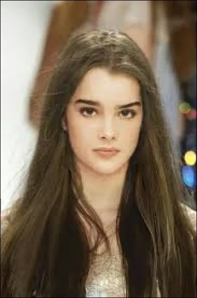 Dans la saison 2, Joey sort avec une fan de la série qui pense que ce qui s'y passe est la vraie vie. Brooke Shields qui incarne le personnage est connu pour avoir joué dans...