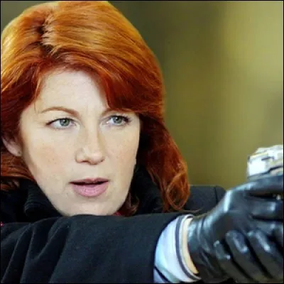 Dans la série télévisée "Julie Lescaut", quel est le métier de Véronique Genest ?