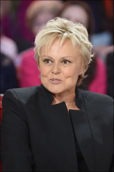 Comment titre le sketch dont est tiré : "Y a quelqu'un là dedans" ?