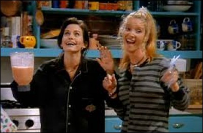 Lorsque Phoebe coupe les cheveux de Monica, la coupe de qui lui fait-elle ?