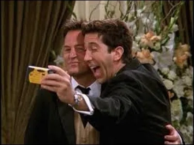 Lorsque Ross et Chandler sont intimidés par deux brutes au Central Perk, qu'est-ce que ce dernier se fait voler ?