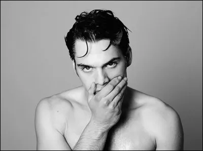 Quand il vient d'arriver dans le lycée, quel âge a-t-il ?