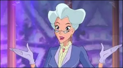 Comment s'appelle la directrice de l'école des fées ?