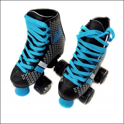 Qui a des patins bleus avec des étoiles ?