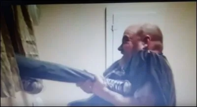 Dans cette scène du film " The Devil Candy ", cet homme tente d'empêcher sa prisonnière de s'échapper. De quel type de chaussures il s'agit ici ?