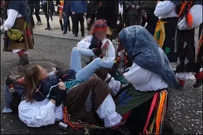 Dans ce carnaval, les sorcières tentent de récupérer les chaussures de leurs victimes afin de leur voler leurs lacets. Dans quel pays se passe cette fête ?