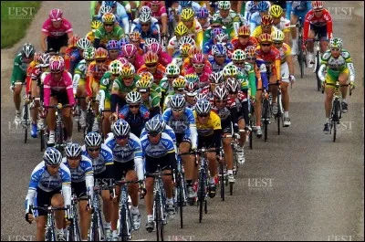 Combien y a-t-il de participants dans le Tour de France ?