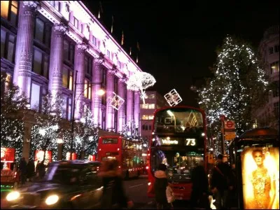 En Angleterre, quel légume accompagne traditionnellement le plat principal à Noël ?