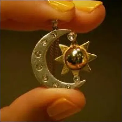 Que repr&eacute;sente le pendentif de Luna ?