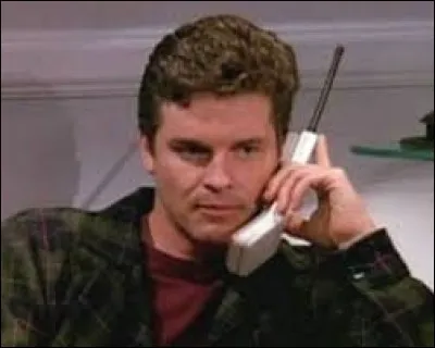 Comment s'appelle le collègue de Rachel dont Ross est jaloux ?